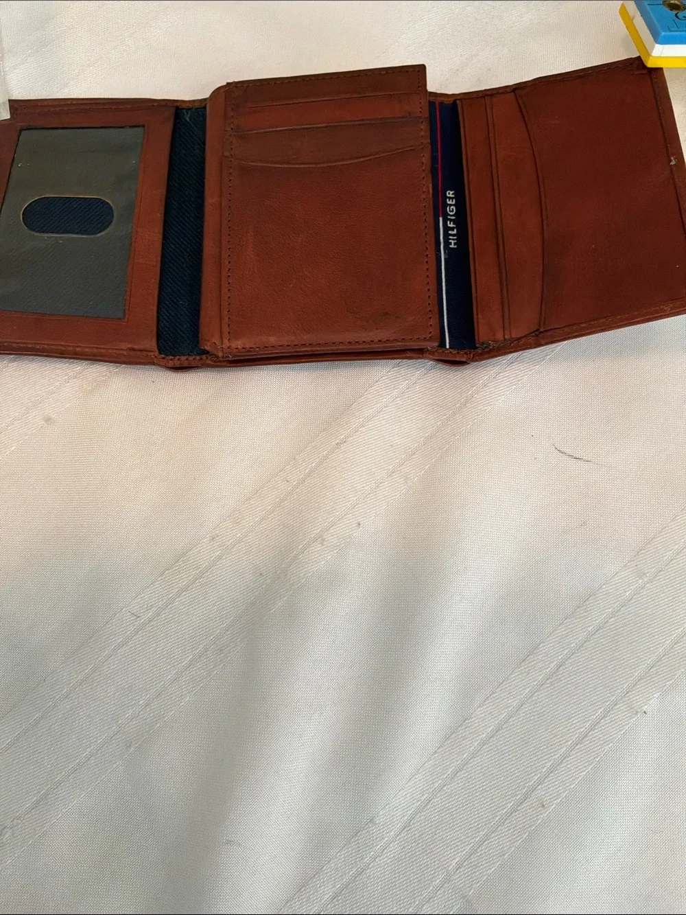Tommy Hilfiger Chestnut Leather Fold Wallet 6 compartments